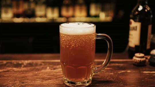 吧台上的一杯泡沫啤酒