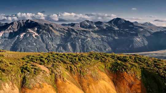 全地形车驶过火山区天线