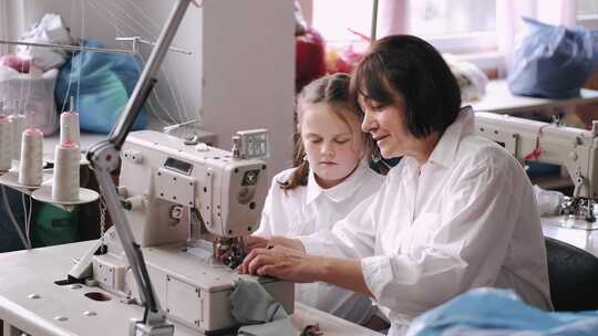 女人教女孩关于缝纫