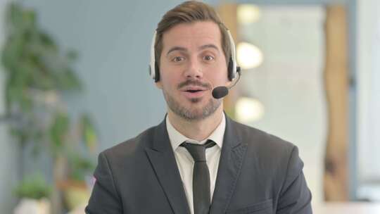 带耳机的商人与客户交谈