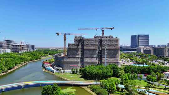 上海临港新片区大开发建设工地 吊机