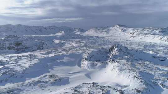 乡村空中白雪覆盖的山区地形