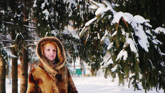 在雪地里行走的女人