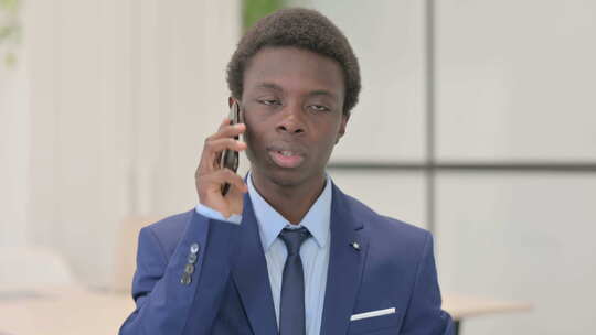 年轻非洲商人打电话的肖像视频素材模板下载