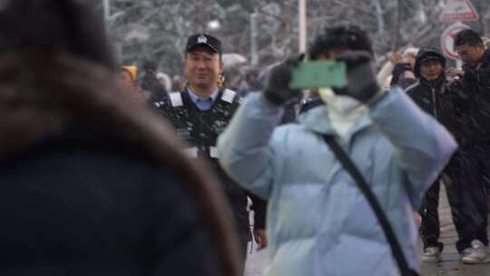 山东威海火炬八街雪中巡逻的警察与游客视频素材模板下载