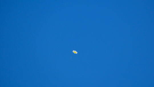 天空中飘着飞走的气球