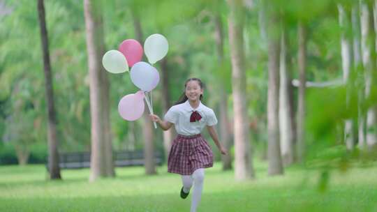 手拿气球奔跑的小女孩视频素材模板下载