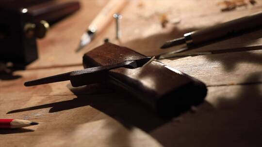 木工榫卯工具桌工具光影变化特写唯美画面
