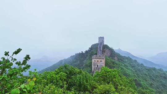 中国夏季金山岭长城阴天下雨云雾风光