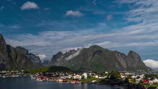 Timelaspe在挪威传统小村庄上空移动的云彩