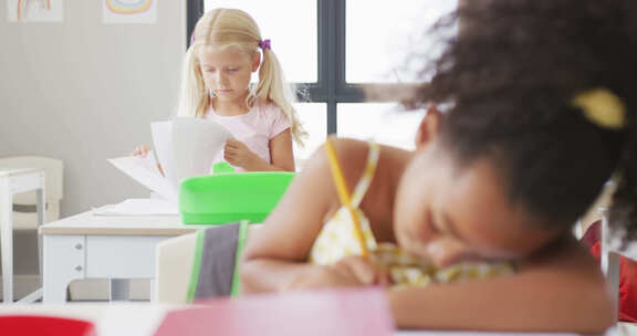 女孩坐在课桌前学习