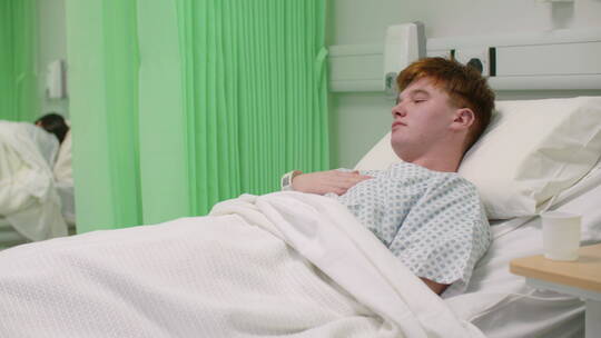 男病人在病床上咳嗽视频素材模板下载