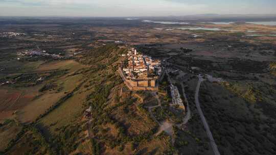 葡萄牙黄昏的蒙萨拉兹城堡。空中接近