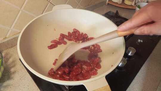 不粘锅炒腊肉