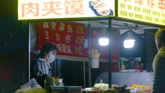 城市夜市卖夜宵烧烤小吃的地摊摊位