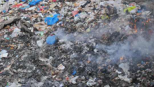 印度孟买达鲁瓦伊贫民窟焚烧垃圾填埋场