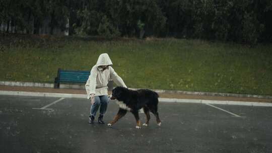 公园大雨中，穿着白色夹克的快乐女人在散步