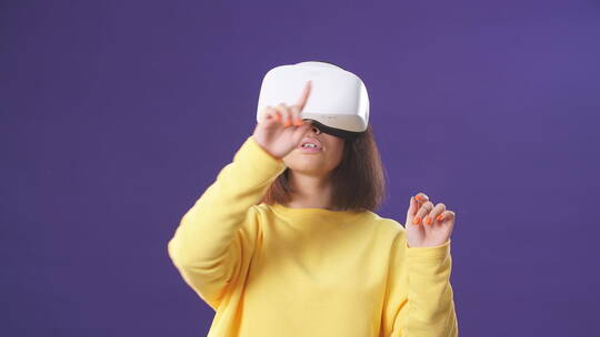 女人在室内使用虚拟现实眼镜