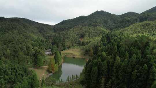 信宜钱排鹿湖顶航拍，高山湖泊，森林大山