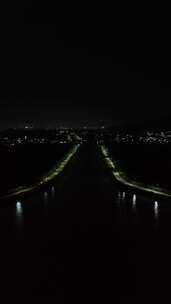 夜间湖心道路的垂直无人机镜头