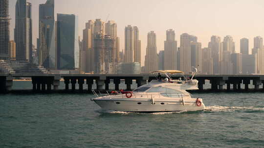 迪拜码头航行的豪华游艇