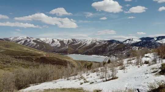 山谷和白雪覆盖的山脉的无人机镜头