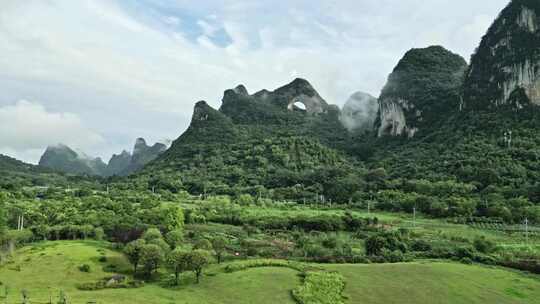 云雾缭绕的桂林阳朔月亮山景区风光