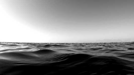 黑白海面波浪