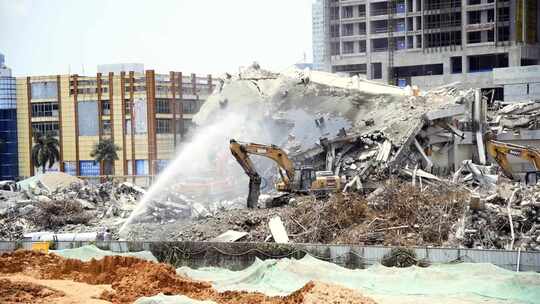 挖掘机师傅开着挖掘机在挖倒塌的建筑视频素材模板下载