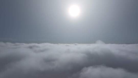 雾蒙蒙的早晨，云层上有蓝天。云景观。