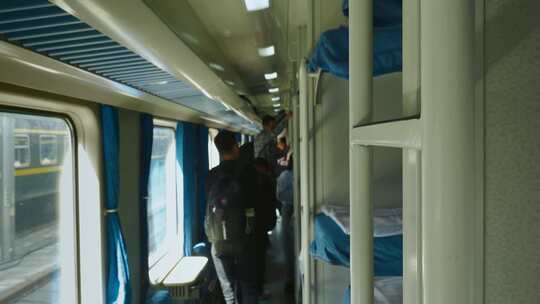 火车卧铺车厢乘客活动场景