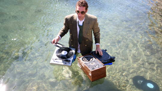 男人在水里玩唱片视频素材模板下载