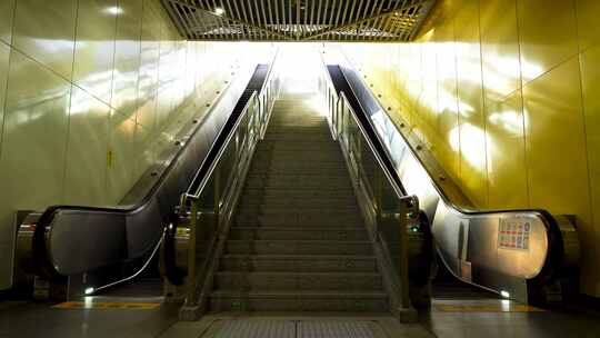 地铁站内正在运行的手扶电梯视频素材模板下载