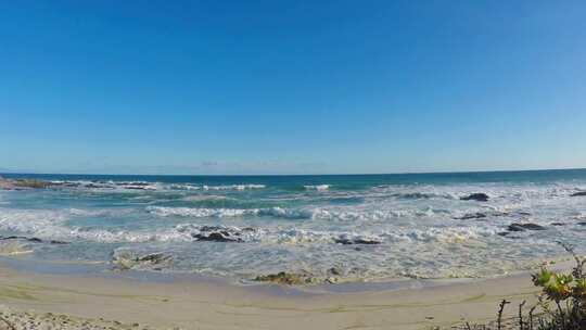 海浪拍打着海岸