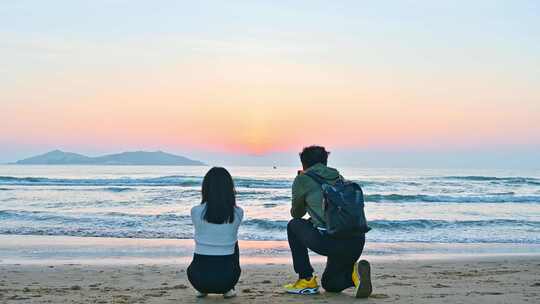 海南三亚海棠湾海边沙滩日出朝霞情侣甜蜜