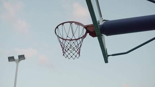 原创实拍户外篮球场篮球进进框成功投篮