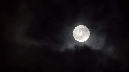 夜晚神秘的乌云月亮