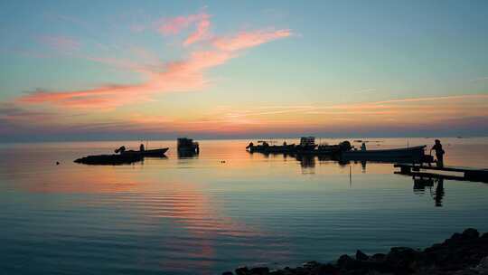 夕阳下渔船