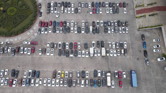 城市大型停车场航拍视频素材模板下载