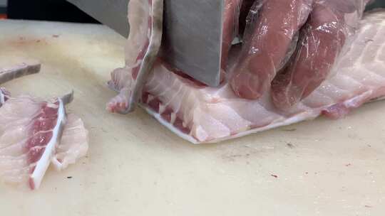 养殖中华鲟分割 切鱼肉片