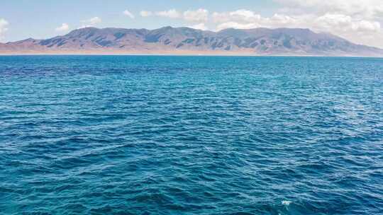 中国新疆宽阔的赛拉姆湖和山地自然景观的航