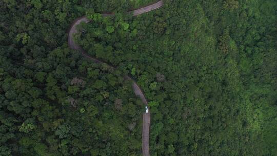 汽车行驶在山路1