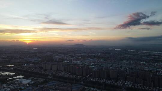 晚霞夕阳下的城镇航拍