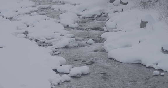 长白山积雪覆盖不冻河