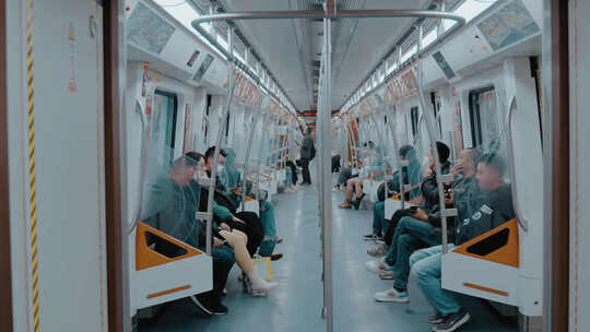 地铁车厢乘客