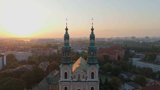 初夏波兹南历史旅游中心和圣弗朗西斯教堂尖