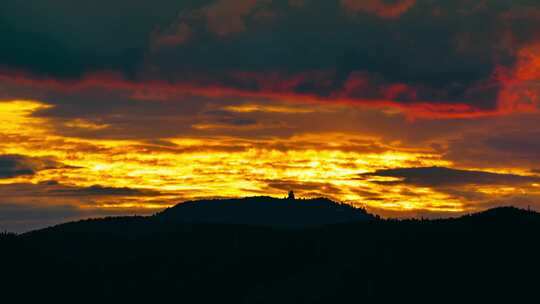 晚霞下的山峦剪影