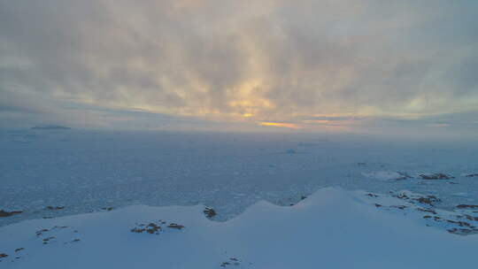 南极洲日出冰川上空鸟瞰