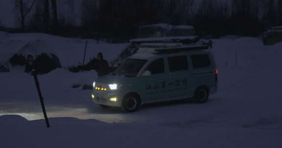 根河新村雪地里的房车