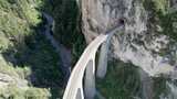 瑞士阿尔卑斯山夏季兰德瓦瑟高架桥的鸟瞰图高清在线视频素材下载